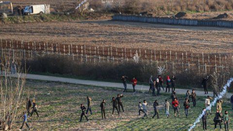 En medio de la crisis migratoria en Grecia, las fuerzas de seguridad de ese país intentan dispersar a los solicitantes de asilo con gases lacrimógenos.