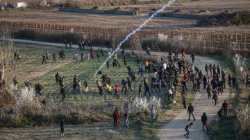 En medio de la crisis migratoria en Grecia, las fuerzas de seguridad de ese país intentan dispersar a los solicitantes de asilo con gases lacrimógenos.