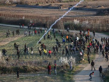 En medio de la crisis migratoria en Grecia, las fuerzas de seguridad de ese país intentan dispersar a los solicitantes de asilo con gases lacrimógenos.