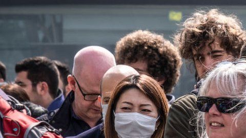 Los expertos recomiendan que aunque no sientan síntomas, las personas deben incluir medidas de precaución para evitar la propagación del virus.