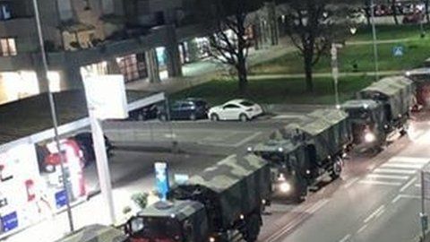 Cerca de una decena de vehículos militares cruzaron la ciudad de Bérgamo para trasladar 65 ataúdes a hornos crematorios.