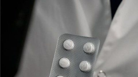 La hidroxicloroquina es un fármaco de bajo costo que ha sido usado durante décadas para el tratamiento de enfermedades como la malaria.