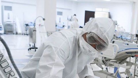 La búsqueda de un tratamiento contra el Covid-19 es una carrera contra el tiempo.