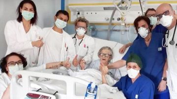Alma Clara Corsini junto al equipo médico que le atendió en el hospital de Pavullo, en Módena, Italia.
