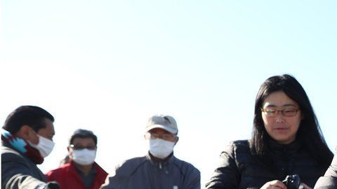 Los japoneses continúan asistiendo a eventos masivos.