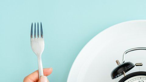 La irregularidad en el horario de las comidas durante los fines de semana nos puede hacer engordar.