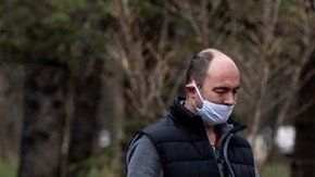 El distanciamiento social requiere mantener unos 6 pies de distancia entre sí.