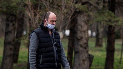 El distanciamiento social requiere mantener unos 6 pies de distancia entre sí.