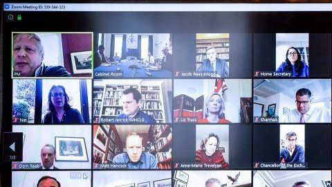 El gobierno británico se reúne con Zoom en estos días de cuarentena.