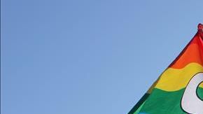 Una bandera gay ondea en una multitudinaria concentración a las puertas del Tribunal Supremo de EEUU.