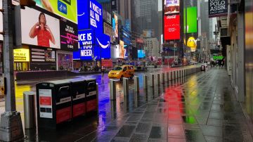 Times Square desierta bajo la orden de "quedar en casa" vigene en Nueva York.
