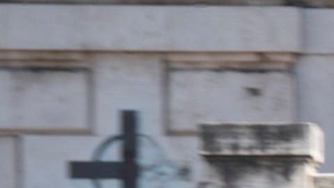 La policía detuvo a la pareja por violar la ley de confinamiento en casa.