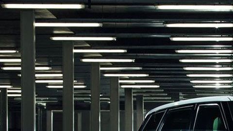 El capitán del aston Villa chocó su Range Rover.