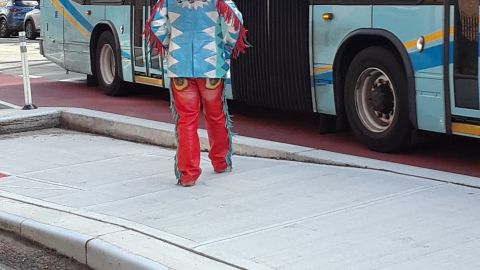 Los buses tienen carriles propios, pero no todos los respetan