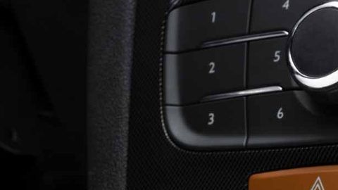 El aire acondicionado combina un enfriador y un calentador para ajustar la temperatura y la humedad del interior del vehículo