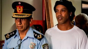 Ronaldinho comparece ante juzgado de Asunción tras su primera noche de cárcel