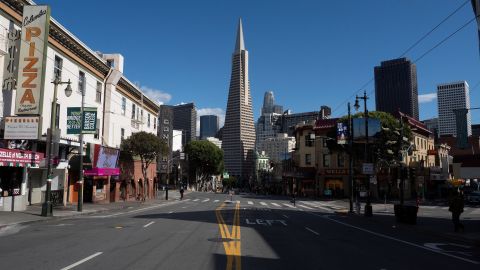 Apenas hay tráfico en el centro de San Francisco con todos en casa por el coronavirus.