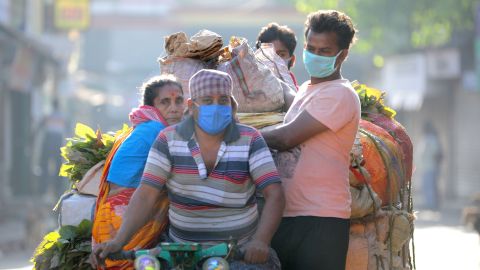 En la India, las casas son pequeñas y viven muchas personas en ellas.