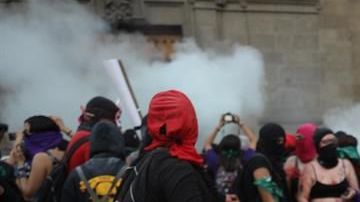 Manifestantes arrojaron bombas molotov.