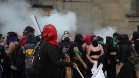 Manifestantes arrojaron bombas molotov.