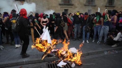 Manifestantes arrojaron bombas molotov.