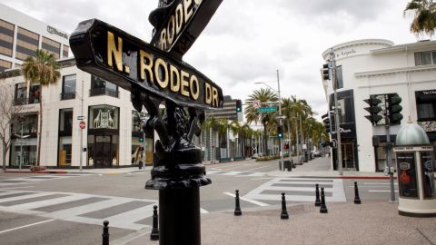 El famoso Rodeo Drive de Beverly Hills está desprovisto de personas durante la cuarentena en California.