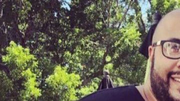 Conrad Buchanan junto a su hija y su esposa en una foto familiar.