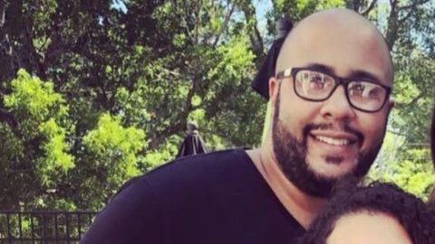 Conrad Buchanan junto a su hija y su esposa en una foto familiar.