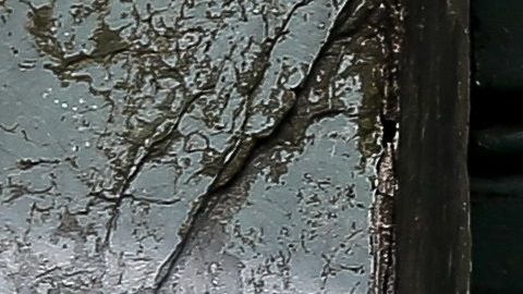 Un hombre en Quito camina frente a un letrero que pide permanecer en casa.