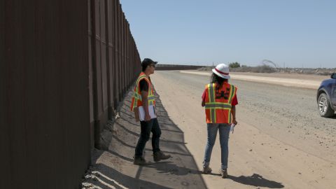 Trabajadores de la construcción han inundado Ajo, Arizona.