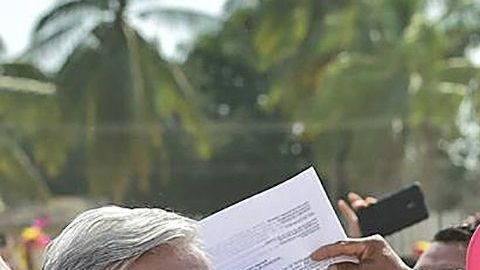 López Obrador se niega a evitar el contacto físico.