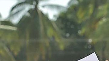 López Obrador se niega a evitar el contacto físico.