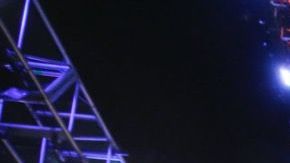 Israel Adesanya festeja su triunfo sobre Robert Whittaker.