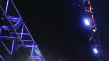 Israel Adesanya festeja su triunfo sobre Robert Whittaker.