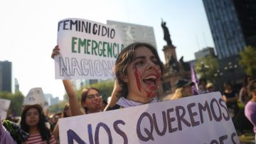 Miles de mujeres reclaman un alto a los crímenes contra ellas en Ciudad de México.