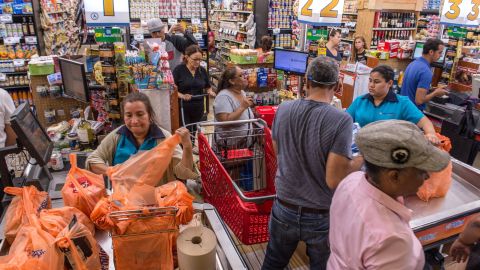 Personas se abastecen por miedo al contagio de coronavirus.