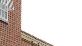 Dos mujeres salen de la residencia de ancianos Monte Hermoso.