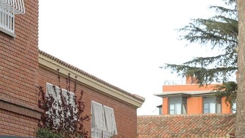 Dos mujeres salen de la residencia de ancianos Monte Hermoso.