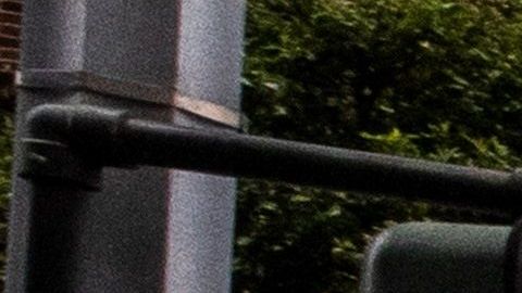 Personas con el rostro protegido y a distancia entre sí en el centro de Los Ángeles.