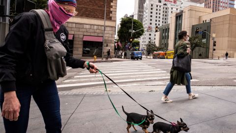 Personas con el rostro protegido y a distancia entre sí en el centro de Los Ángeles.