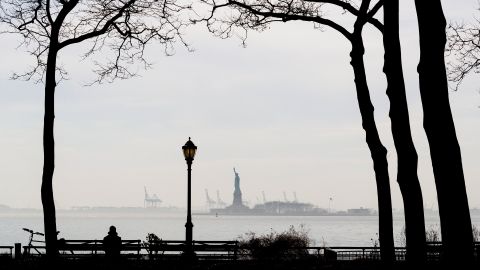 De Blasio restringirá también afluencia en parques.