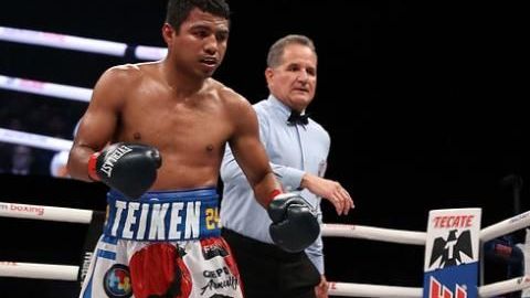 Román González capturó el título supermosca AMB.