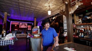 Restaurantes como este steakhouse de Greenville, Texas, se han quedado solos.