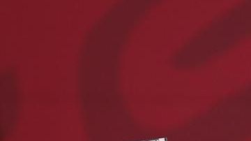 AMLO muestra su billete para la rifa del avión presiencial.