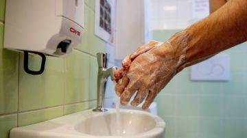 CDC pide calma y lavarse las manos frecuentemente.