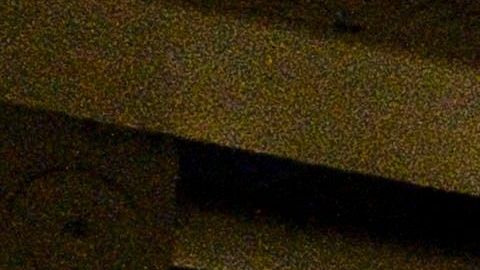 Un hombre con una máscara facial ingresa a la estación de metro de Times Square en NY.