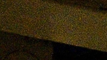 Un hombre con una máscara facial ingresa a la estación de metro de Times Square en NY.