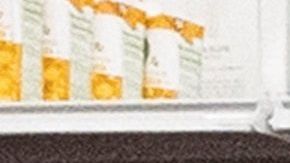 Un alguacil patrulla un supermercado en Los Ángeles, para que se mantenga el distanciamiento social.