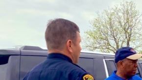 El alcalde Sylvester Turner (centro).