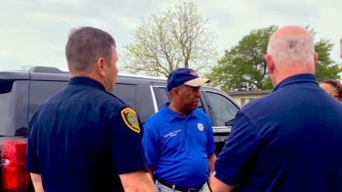 El alcalde Sylvester Turner (centro).